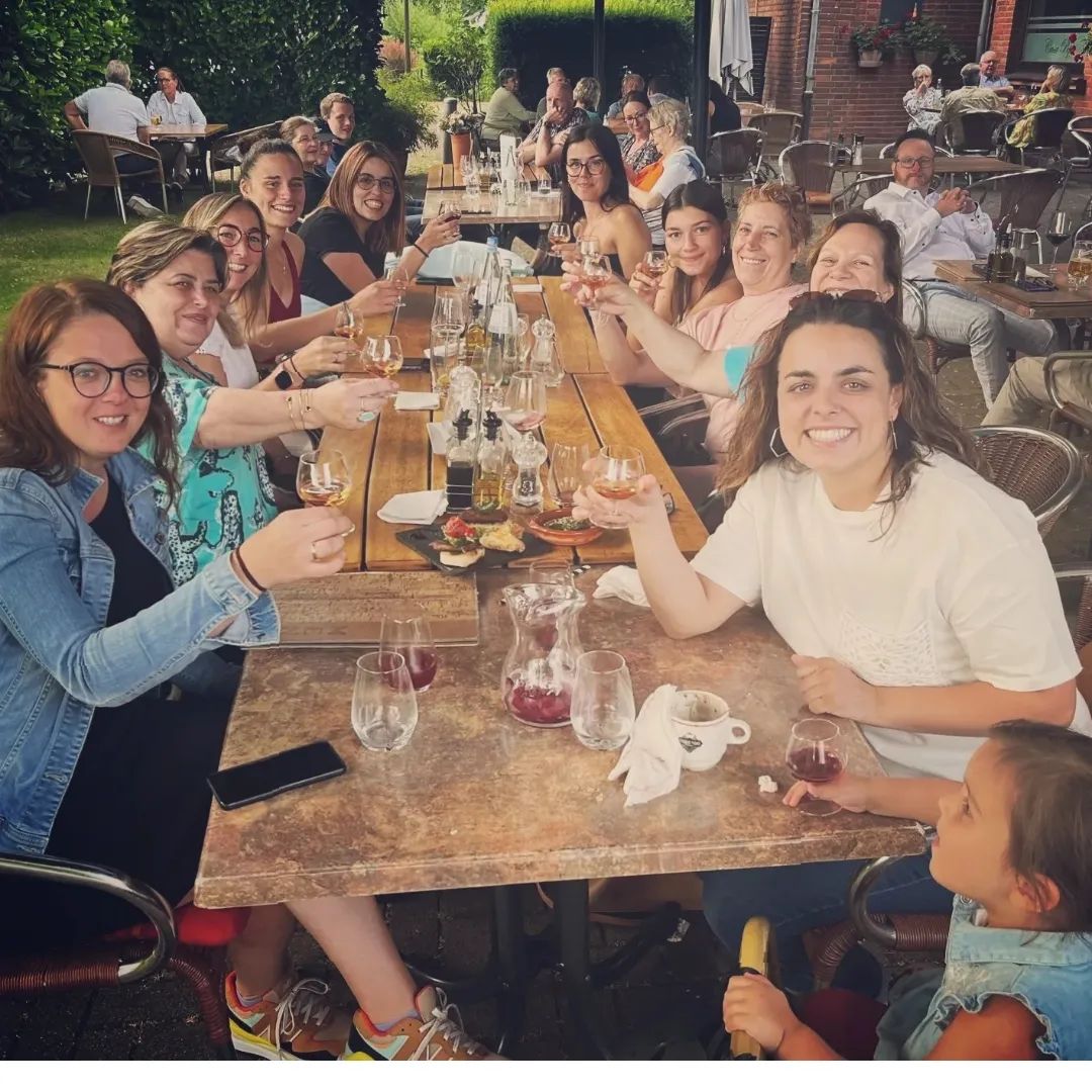 🥳Mädelsabend zum 5-Jährigen🍾
Auch wir feiern in einer gemütlichen Runde unser Jubiläum. Danke an all unsere Mitarbeiter, die uns bis hierhin begleitet haben.
Mit Fati’s Worten: „Ihr seid nicht nur Kollegen sondern auch Freunde und Familie für uns“ endete der tolle gemeinsame Abend.
P.S.: Selbstverständlich feiern unsere Männer auch noch in eigener Runde diese besondere Feierlichkeit.
#Jubiläum #bistrolisboa #Team #Familie #portugiesisch #BistroLisboa5Jahre
