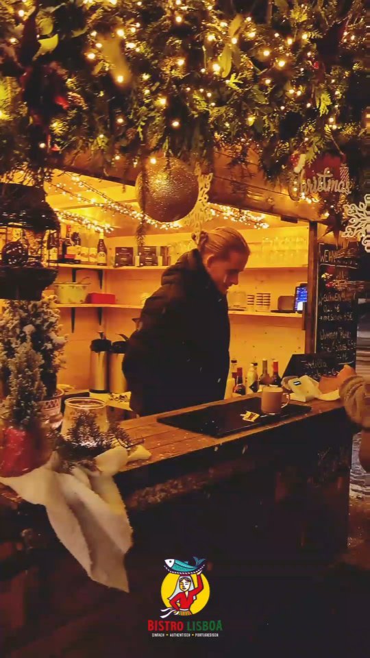 "Gemütliche Weihnachtshütte-Abende bei Bistro Lisboa! 🎄❄️
Das erste Wochenende war ein voller Erfolg – unter Schneeflocken haben wir Glühwein, Tortilla und viele andere Köstlichkeiten genossen. Aufgrund der hohen Resonanz haben wir auch beschlossen, ab sofort zusätzlich Donnerstags unsere Hütte ab 16 Uhr zu öffnen. Lasst uns zusammen in festlicher Stimmung verweilen und sagt euren Freunden Bescheid.
#Weihnachtshütte #BistroLisboa #WinterGenuss"